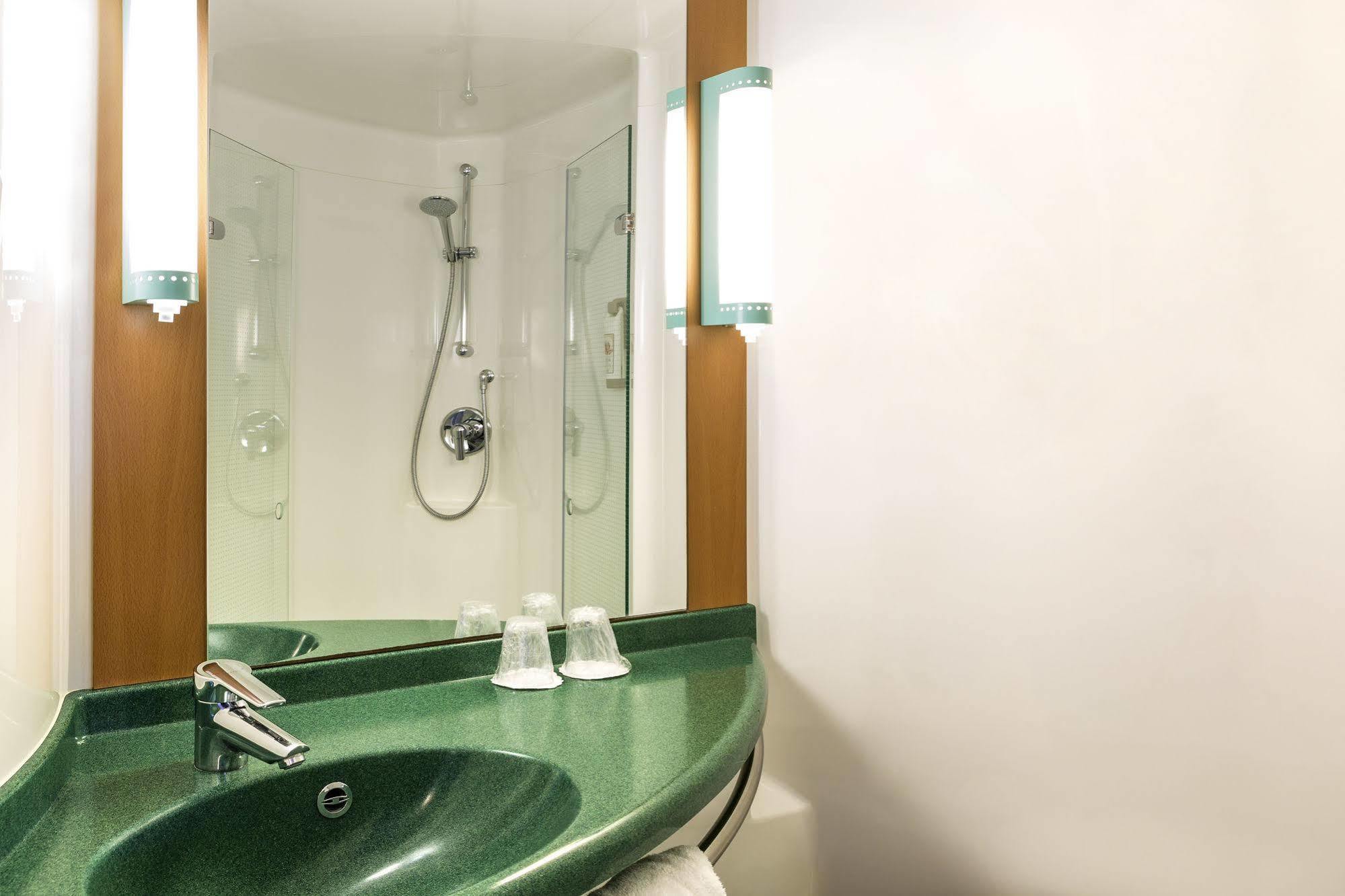 Ibis Centre Chateau Hotel 3*